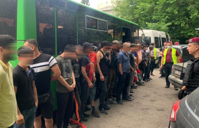 На столичному ринку викрили десятки нелегалів: мігранти мусять покинути Україну