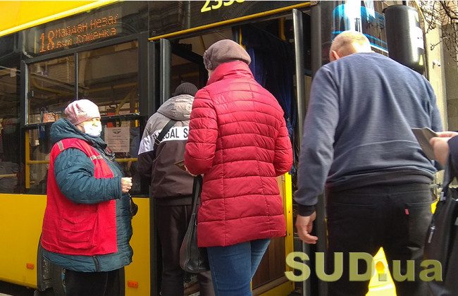 В Киеве транспорт начал работать без кондукторов: как оплатить проезд