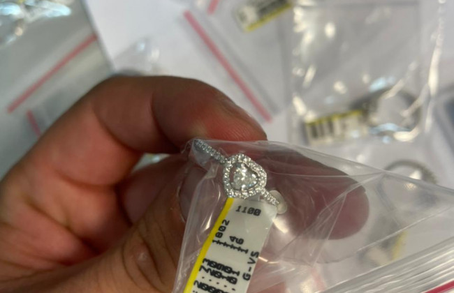 Київські митники затримали іноземця, який перевозив діаманти в нижній білизні