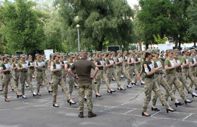 Курсанткам сменят обувь для парада ко Дню Независимости: каблуки будут ниже