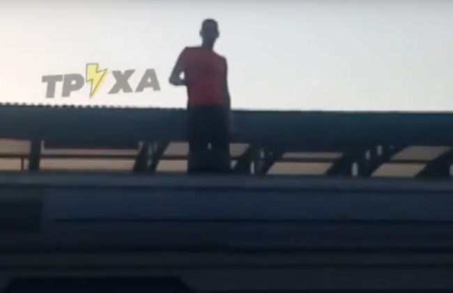 В Харькове бывший заключенный порезал вены на крыше электрички и угрожал перегрызть провода: видео