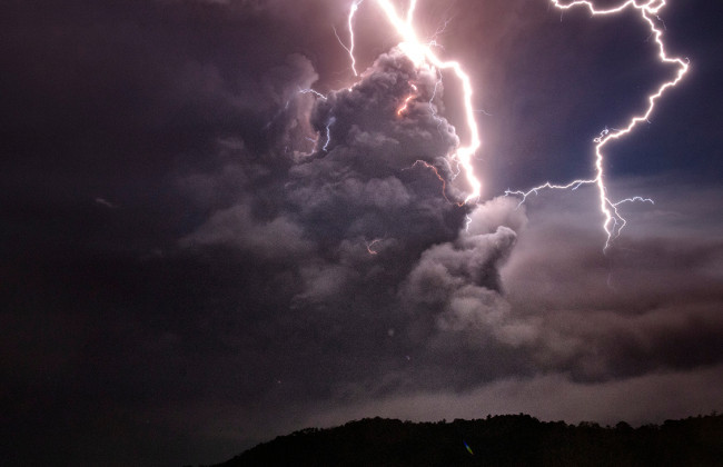 На Львовщине молния ударила в подростка: мальчик умер