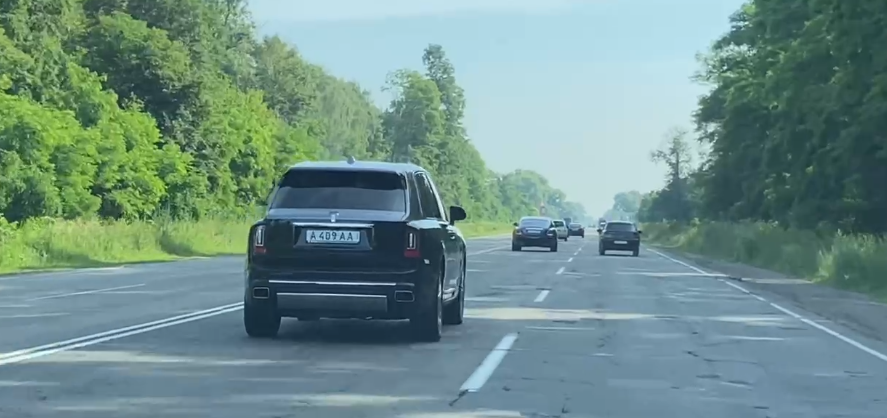 В Украине заметили странный кортеж на Rolls-Royce с необычными номерами