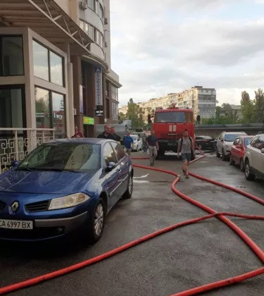Серьезный пожар в Киеве: горело здание супермаркета