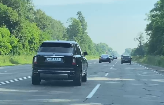 В Украине заметили странный кортеж на Rolls-Royce с необычными номерами