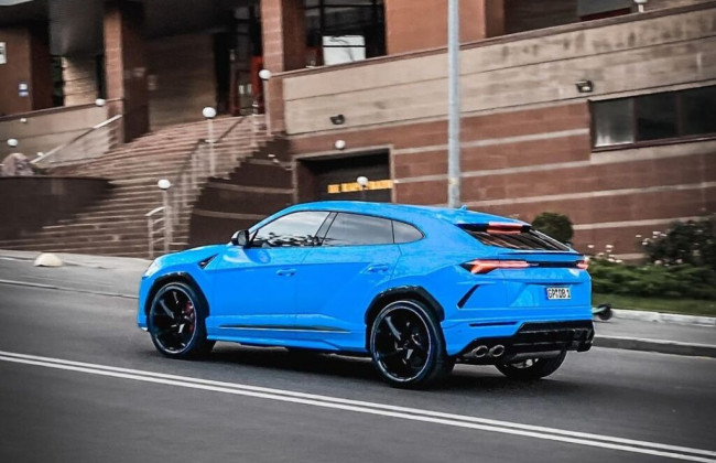 Разгоняется до 305 км/ч: в Украине заметили яркий кроссовер Lamborghini