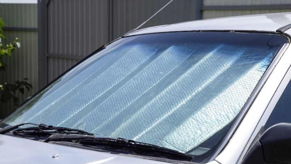Чем опасны солнцезащитные экраны в автомобиле