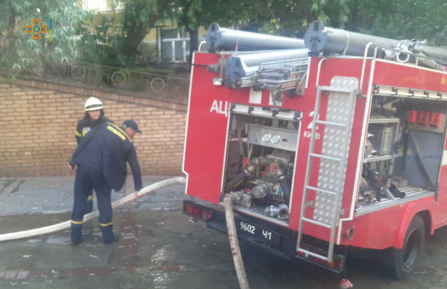 В Киеве вспыхнул пожар в паркинге возле многоэтажки