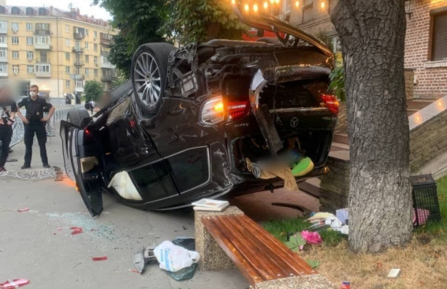 Ужасное ДТП в Киеве: пьяный водитель въехал в забор и перевернулся на тротуар недалеко от метро