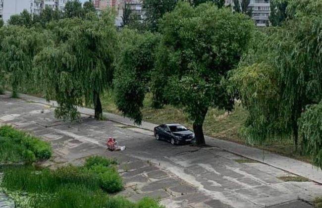 В Киеве «герой парковки» оставил машину прямо на набережной, фото