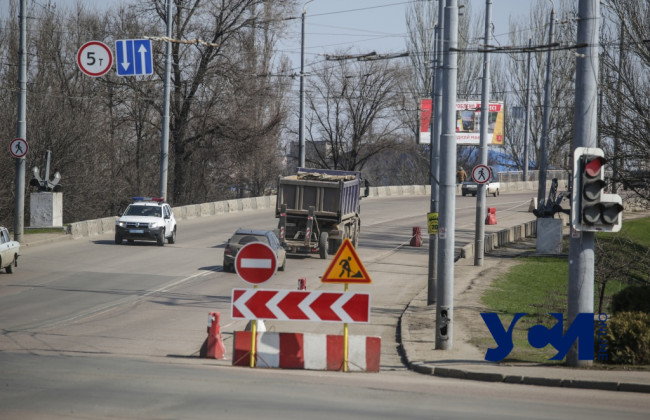 Одесский суд обязал изменить дорожные знаки у Ивановского моста