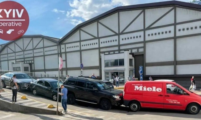 Выстроились в ряд: на парковке супермаркета в Киеве столкнулись сразу четыре авто