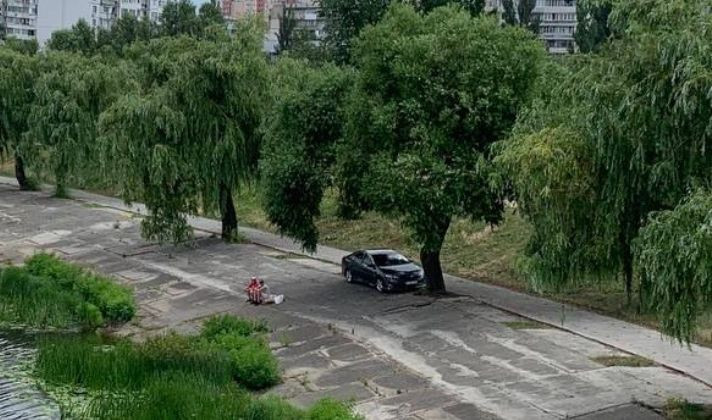 В Киеве «герой парковки» оставил машину прямо на набережной, фото