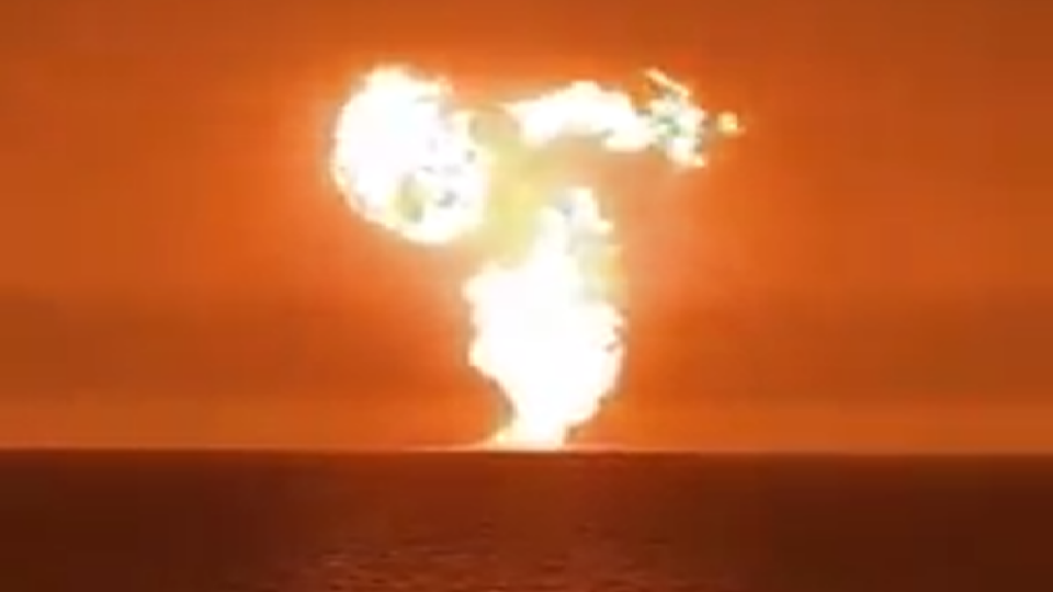 В Каспийском море произошел мощный взрыв: столб огня озарил горизонт