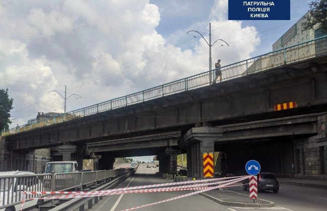 У Києві осипається Берестейський міст