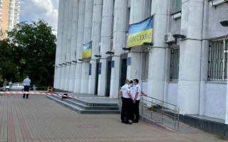 Біля міськадміністарції Вишгорода чоловік відкрив вогонь із пістолета: фото