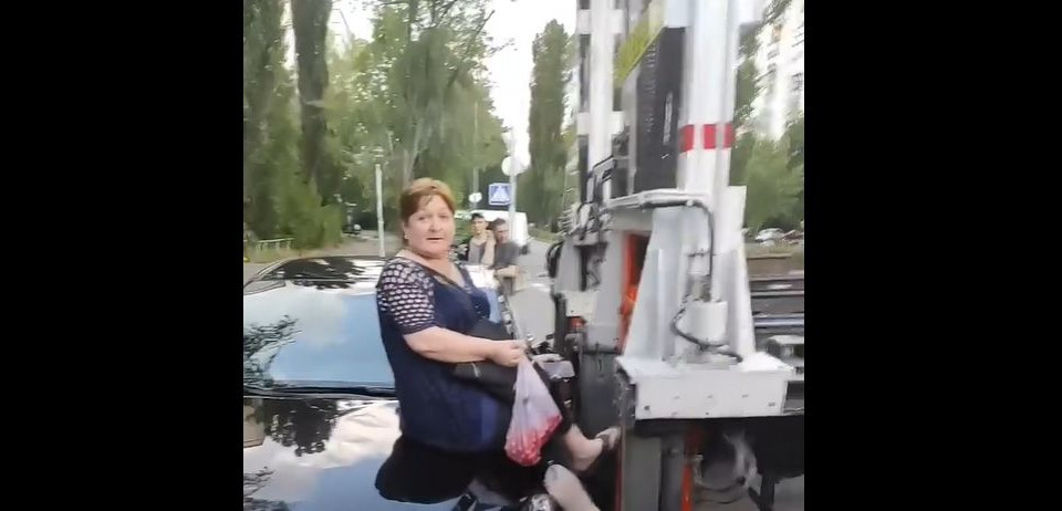 В Киеве женщина «грудью» защищала «героя парковки», видео