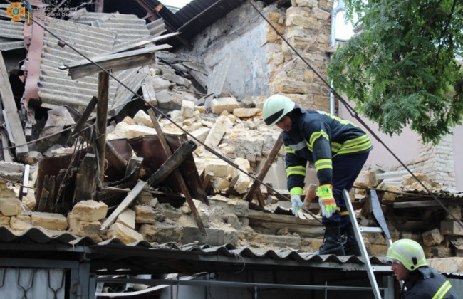 В Одессе на парковку обрушился двухэтажный дом, фото
