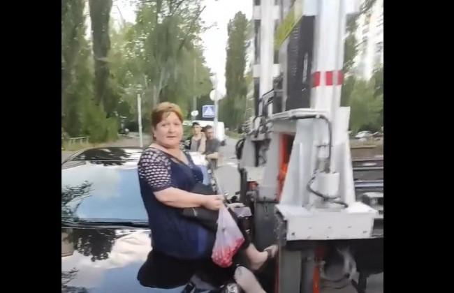 В Киеве женщина «грудью» защищала «героя парковки», видео