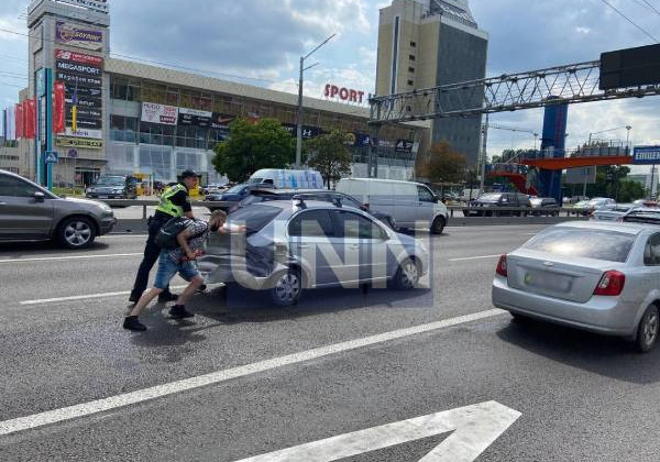 В Киеве таксист Uber на скорости протаранил легковушку