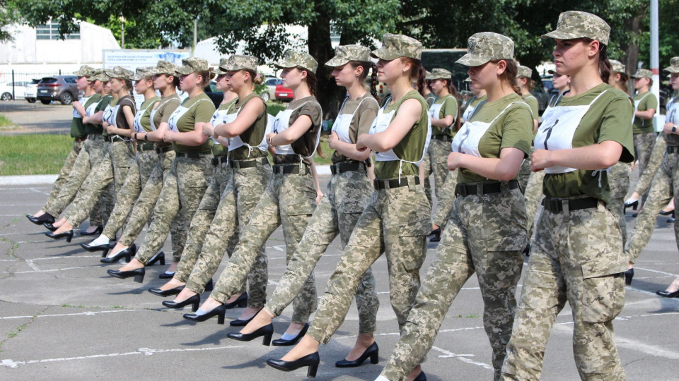 Министр обороны рассказал, какая обувь будет у женщин на параде, и чем закончился скандал