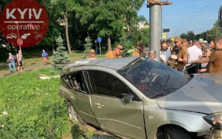 В Киеве Mazda слетела с дороги и врезалась в столб