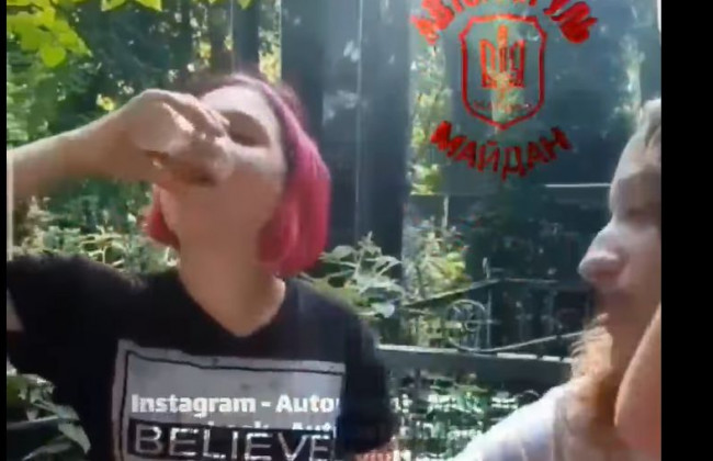 Алкоголь и песни: в Киеве школьники устроили вечеринку на кладбище, видео