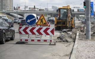 Киевлянам показали, как ремонтируют дороги и путепроводы в столице