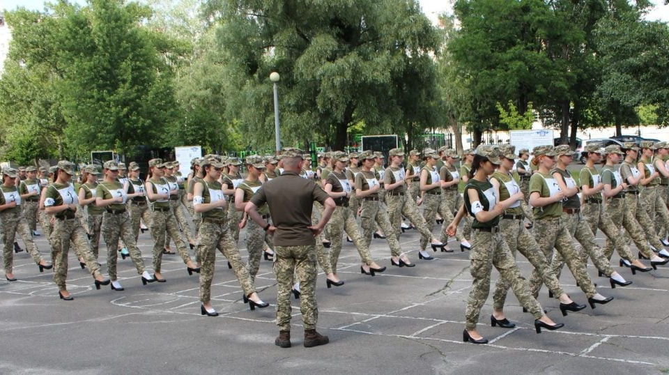Курсантки на параді в честь Дня Незалежності йтимуть в туфлях, але інших: що каже міністр Таран