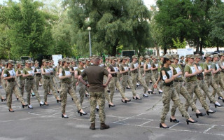 Курсантки на параді в честь Дня Незалежності йтимуть в туфлях, але інших: що каже міністр Таран