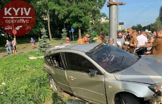 В Киеве Mazda слетела с дороги и врезалась в столб
