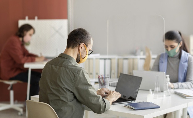 У яких випадках роботодавець зобов’язаний забезпечити працівників засобами індивідуального захисту