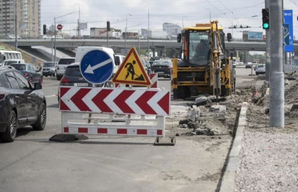 Киевлянам показали, как ремонтируют дороги и путепроводы в столице