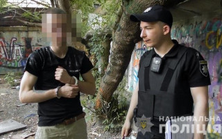 У Печерському районі столиці оперативники викрили двох чоловіків у збуті канабісу