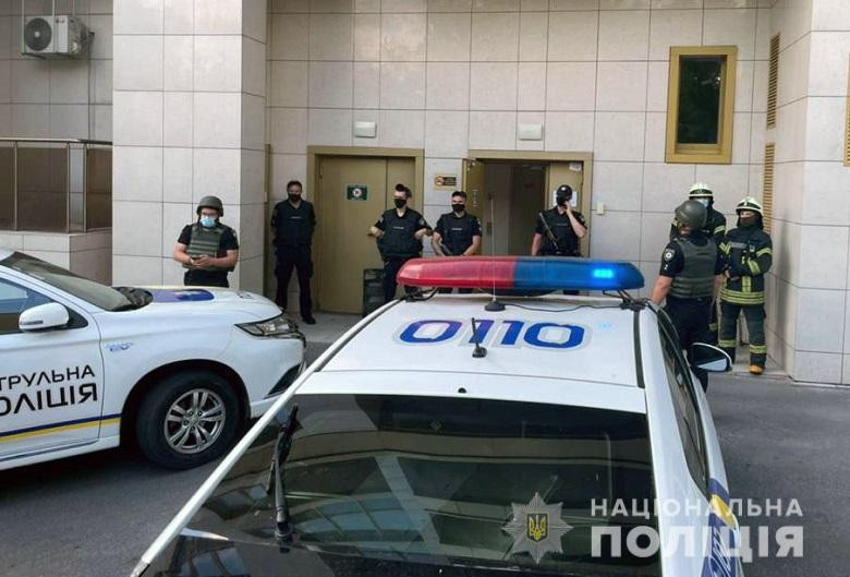 Стрелок закрылся в квартире: появились новые подробности стрельбы в Киеве