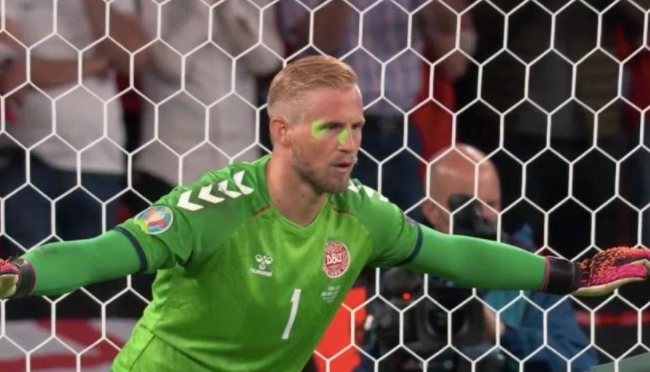 УЕФА открыл дело из-за поведения британских фанатов на 1/2 Евро-2020: светили лазером в глаза вратарю