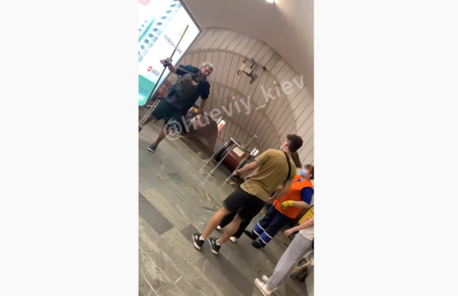 В Киевском метро произошла драка: девушки избили парня за домогательство