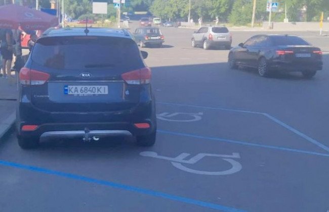 Киевлян возмутил «герой парковки» на внедорожнике, фото