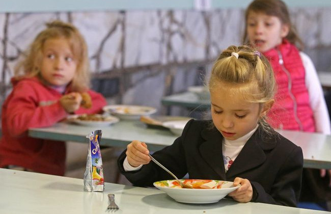 Чи всі школярі будуть харчуватися з 1 вересня по новим нормам: стали відомі деталі