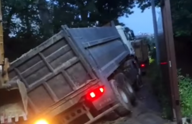 В Киеве переполненный грузовик провалился в коллектор: доставали автомобиль более двух часов