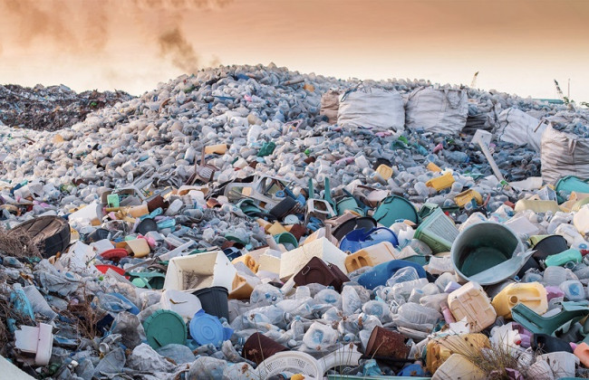 Под Харьковом машину мера города забросали отходами