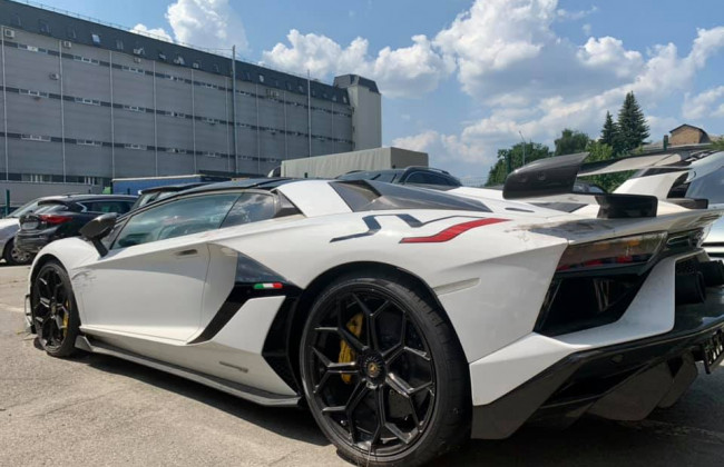 Київські митники затримали елітний автомобіль-нелегал за 600 тисяч євро: фото