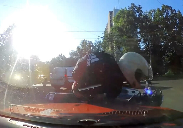 В Киеве нетрезвый мотоциклист пытался сбежать после ДТП: видео