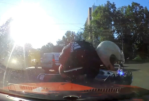 В Киеве нетрезвый мотоциклист пытался сбежать после ДТП: видео