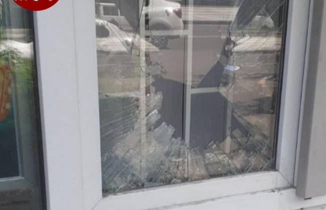 В Киеве хулиган разбил стекло в отделении банка