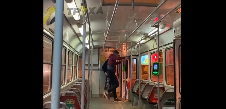 В Харькове наказали парня, который розгромил трамвай