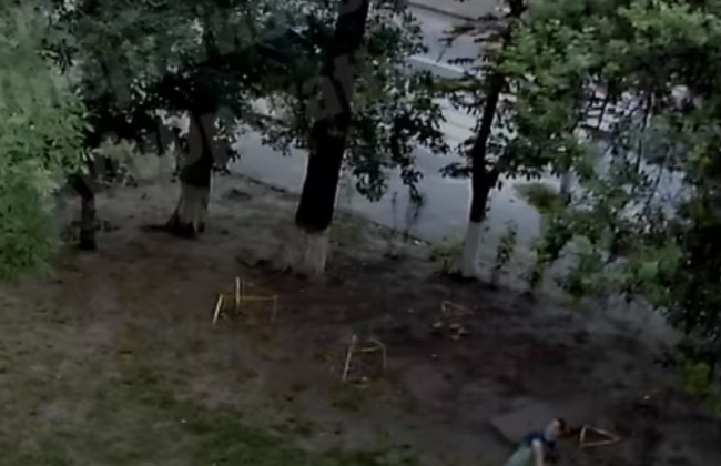 В Киеве хулиган метал камни в окна многоэтажки