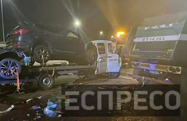 Под Киевом столкнулись два грузовика: на трассе образовалась 5-километровая пробка