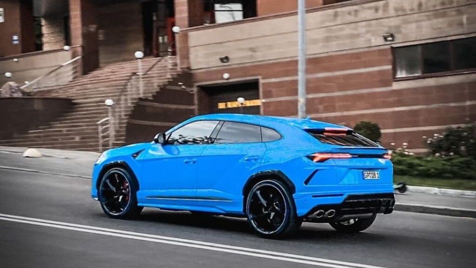 В Украине заметили яркий кроссовер Lamborghini