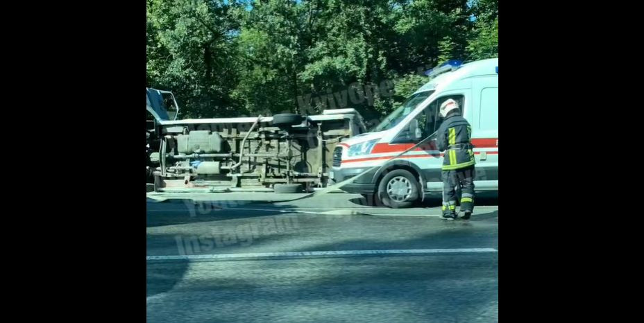 Трагедия под Киевом: перевернулась маршрутка с людьми, видео